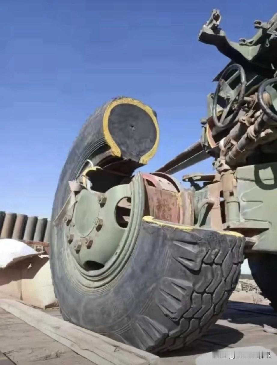 大炮的轮胎原来是这样的，真的是肤浅了，以前以为和汽车一样是充气的。只是有一个问