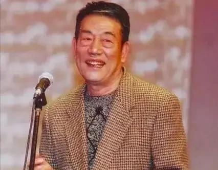 这是杨少华当年用过的一张名片。估计这该是一张前无古人后无来者的名片吧？幽默风趣，