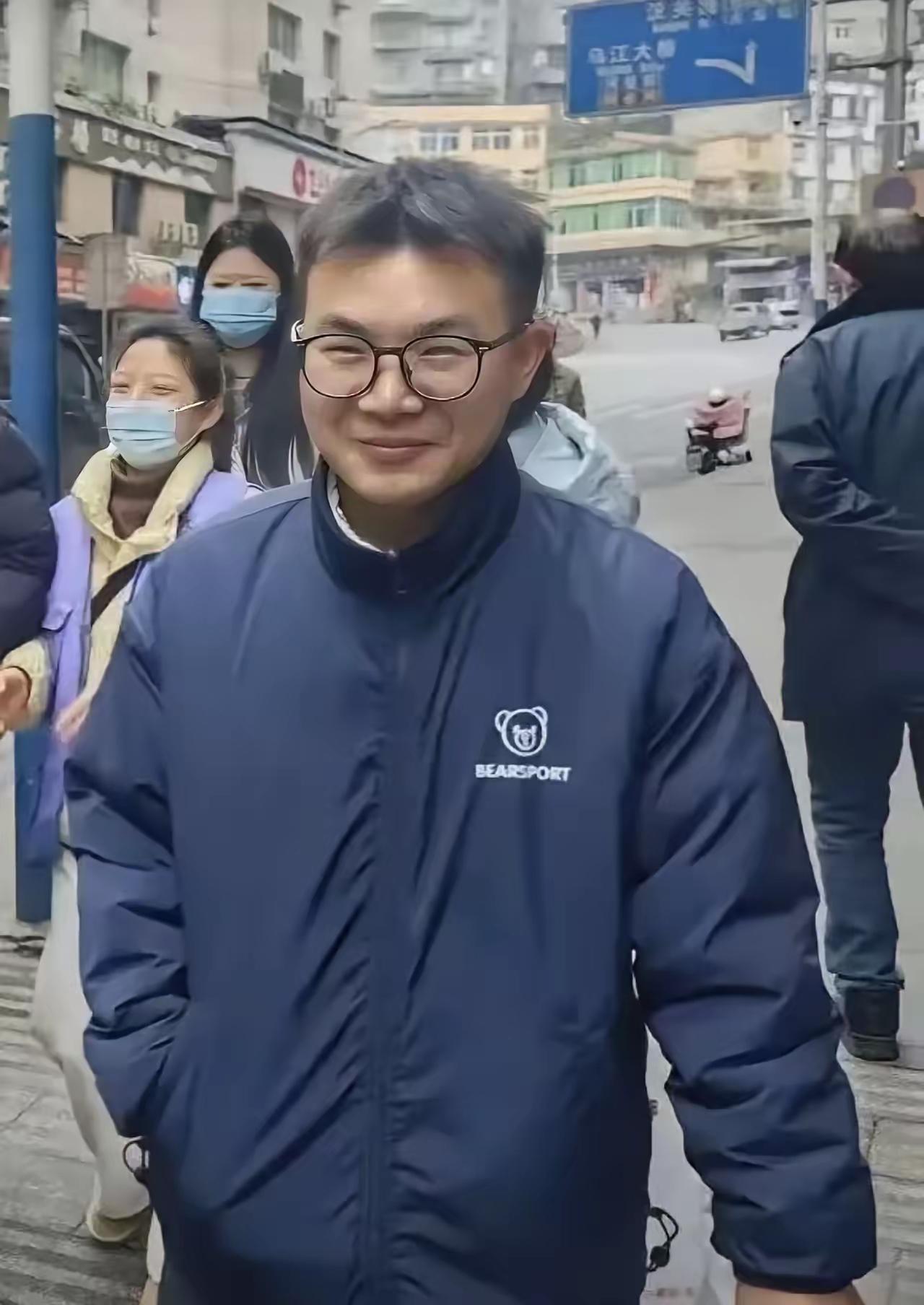 看到重庆彭水网格员龚宝冬的遗体终于被找到了，虽然只看到他的一只胳膊，我心里难过极