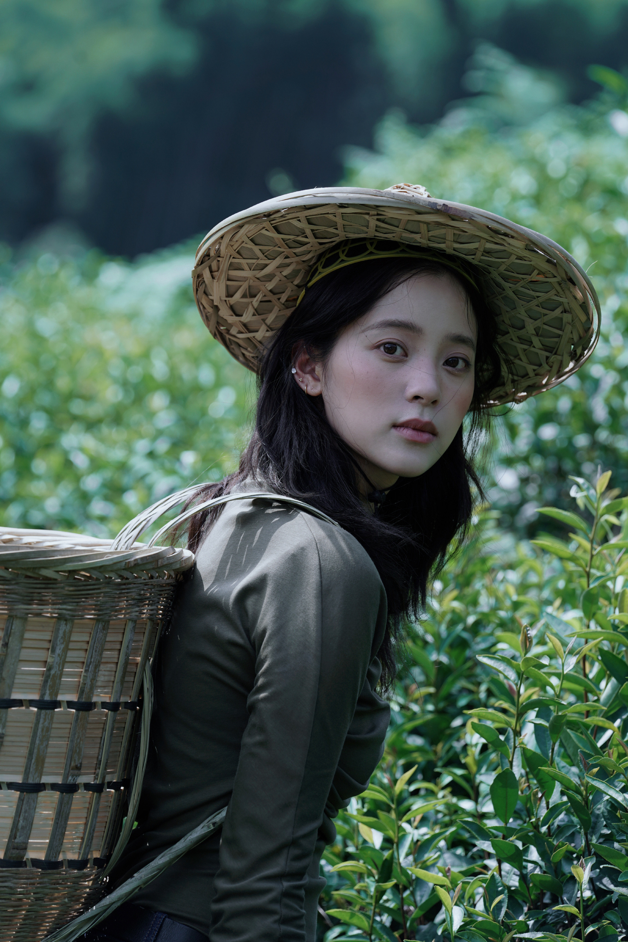 欧阳娜娜小背篓，晃悠悠，斗笠一戴化身采茶叶的小姑娘​​​