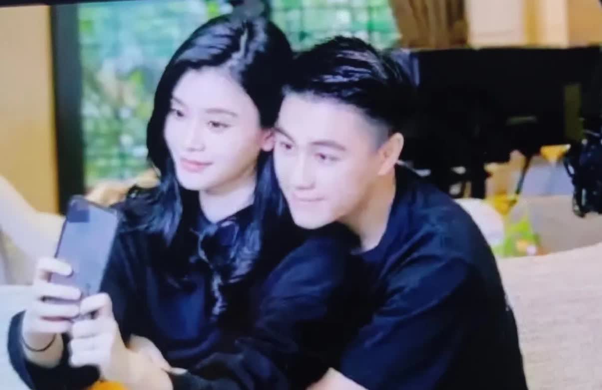 奚梦瑶今晚估计又要失眠了，不是因为婆婆带了一串翡翠项链，也不是因为女儿要
