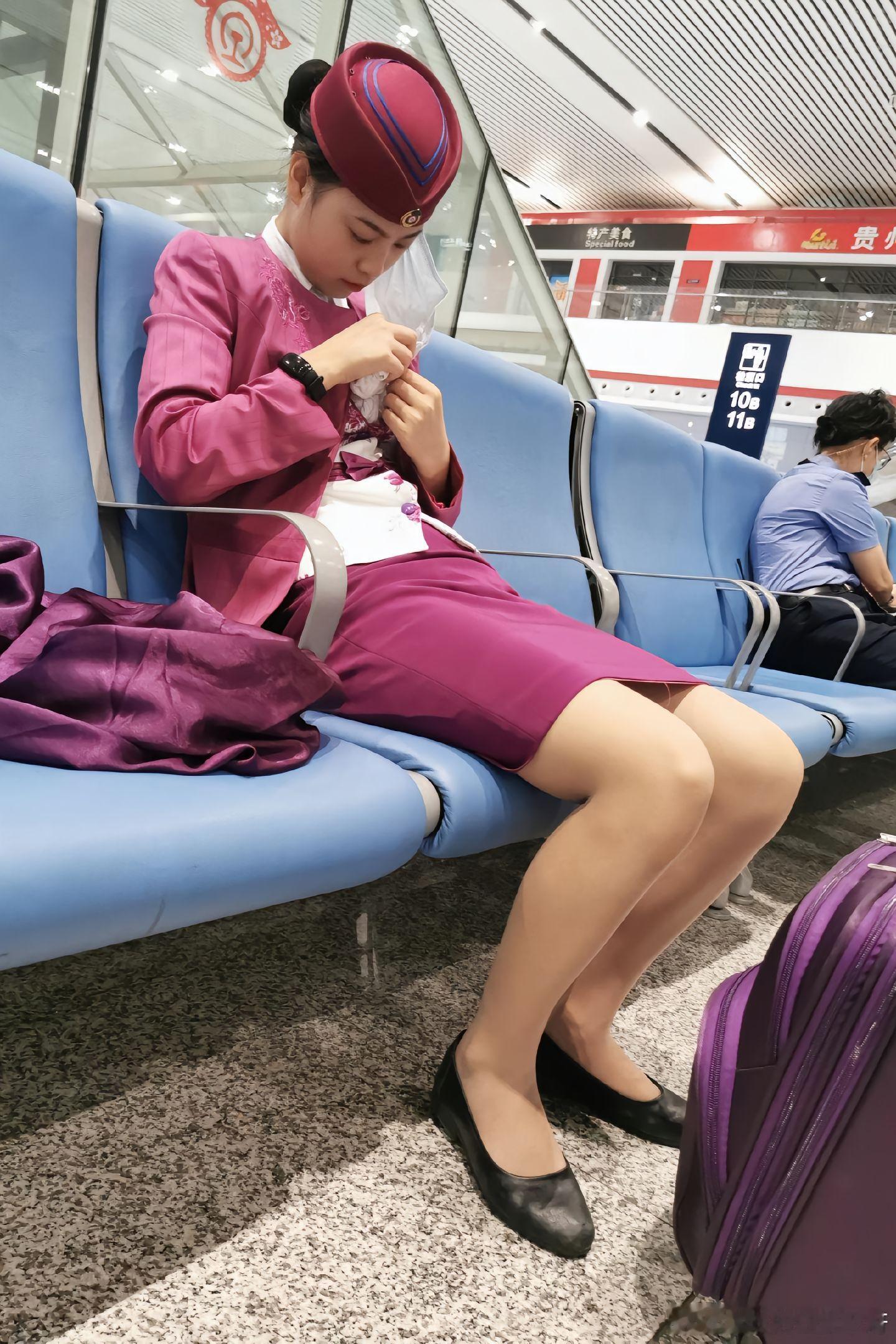 高铁站正在休息的高姐~