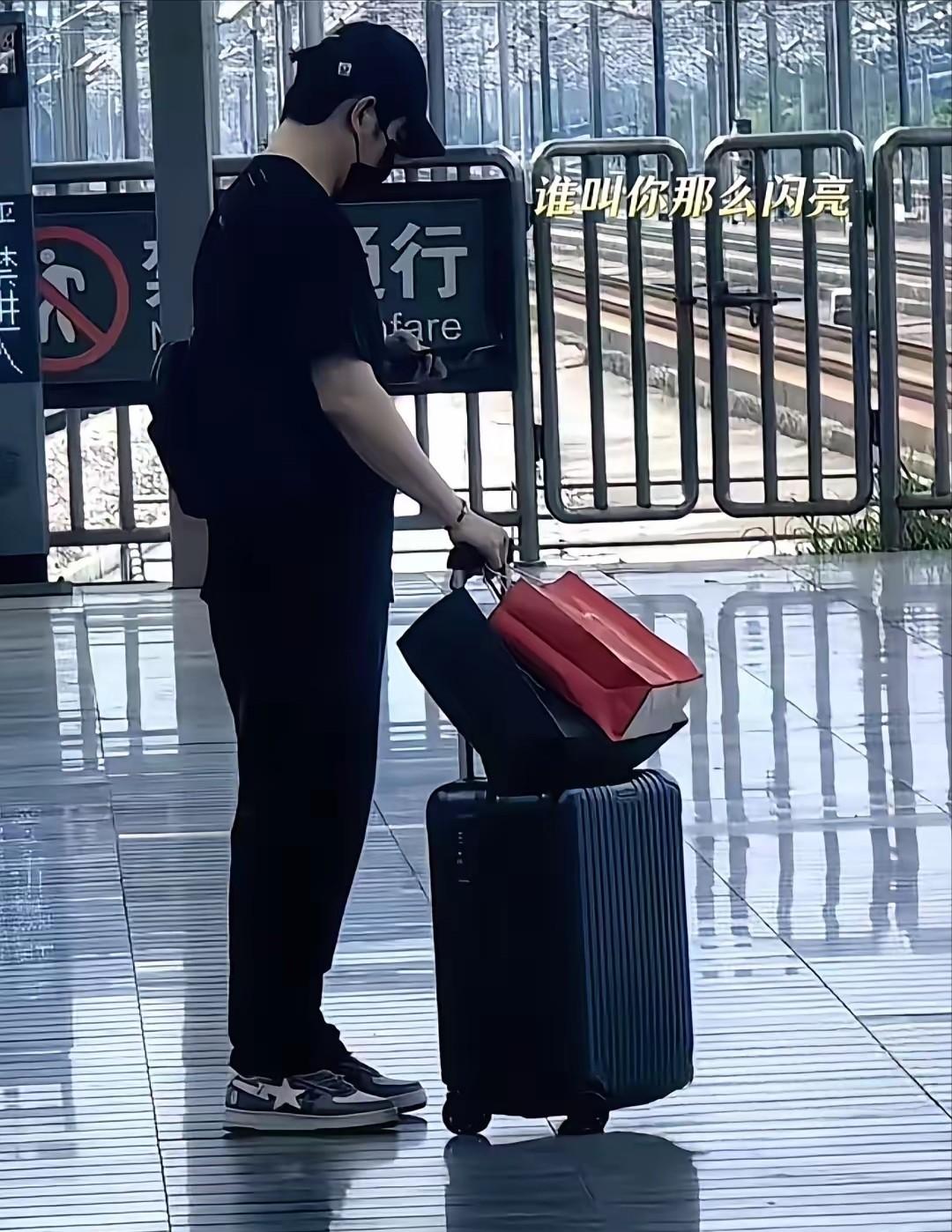 樊振东，既没有过时，更没有过气，他只是习惯了一个人，一个人打球，一个