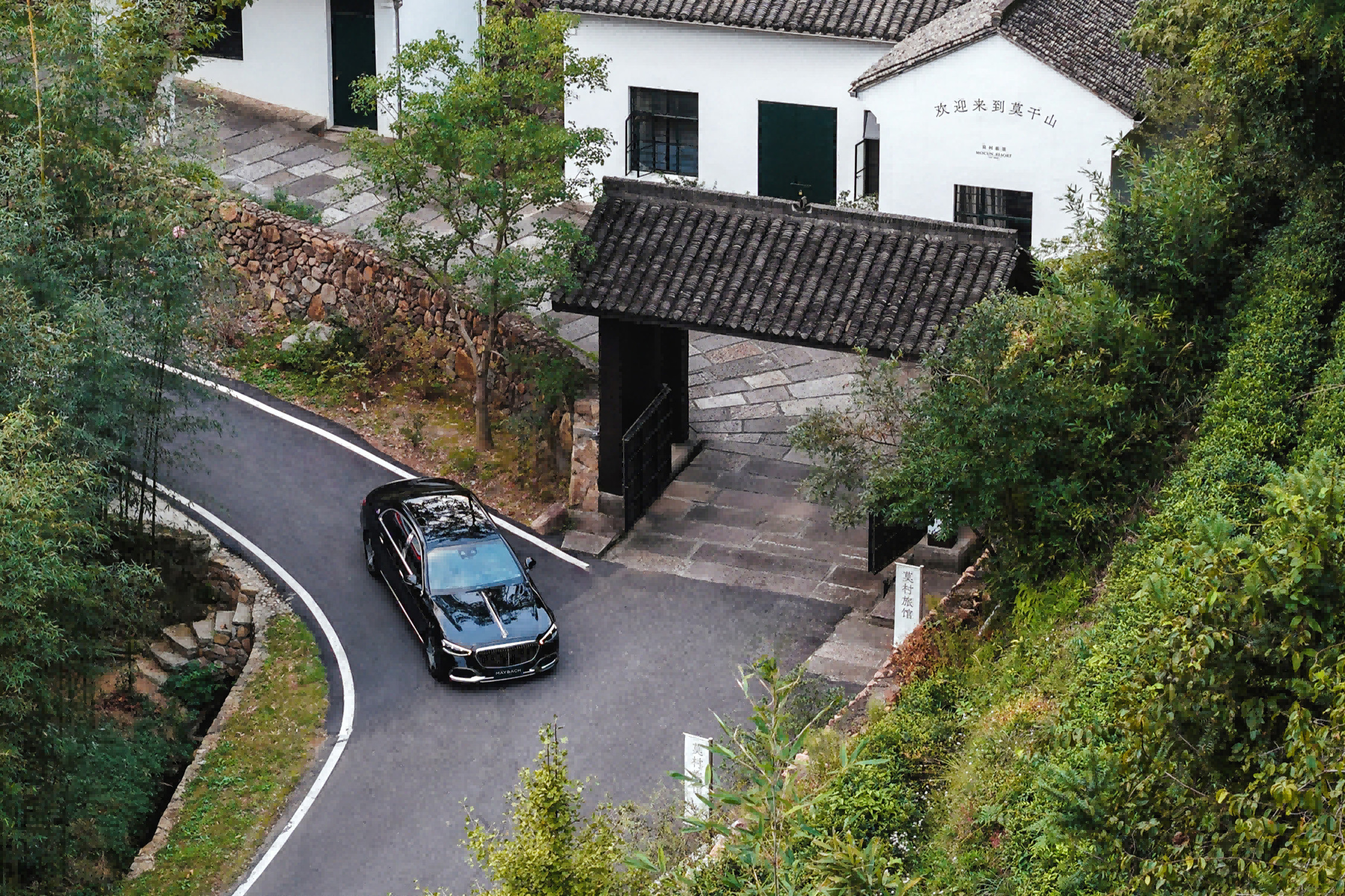 当奔驰迈巴赫驶过老洋房的红砖墙，停在红毯前的那一刻，你就明白——它早已超越了