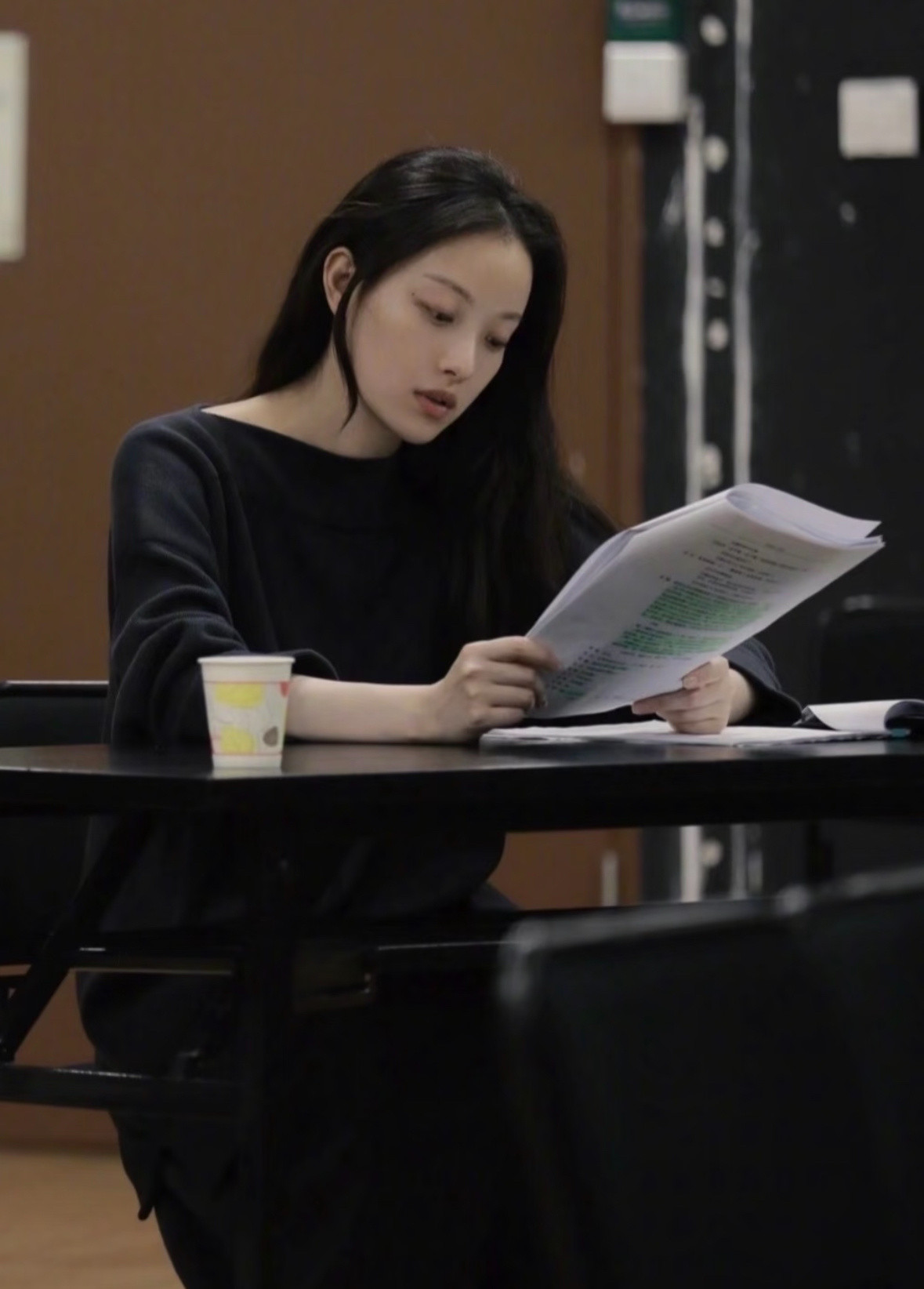 谁懂倪妮的松弛感啊？看到倪妮的私服同款，可甜可盐非常适合年轻女生。但回到红毯上，