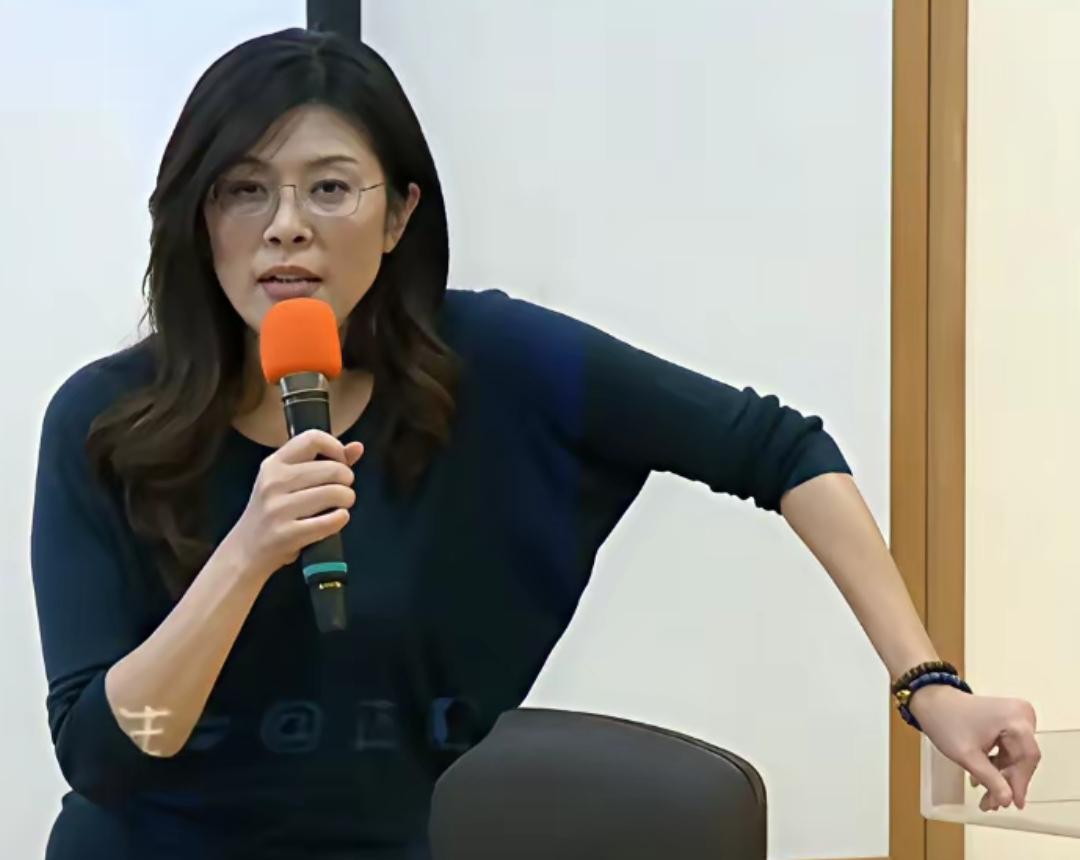 这两天看到台湾名嘴蔡正元出来看郑丽文的笑话，拿出绿营机构的一个最新民调，说国民党