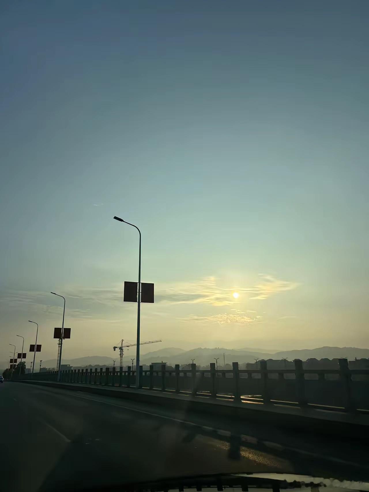 认知低的人有哪些特征:1.犟，特别固执，冥顽不灵。2.习惯性反驳别人。3.从不认