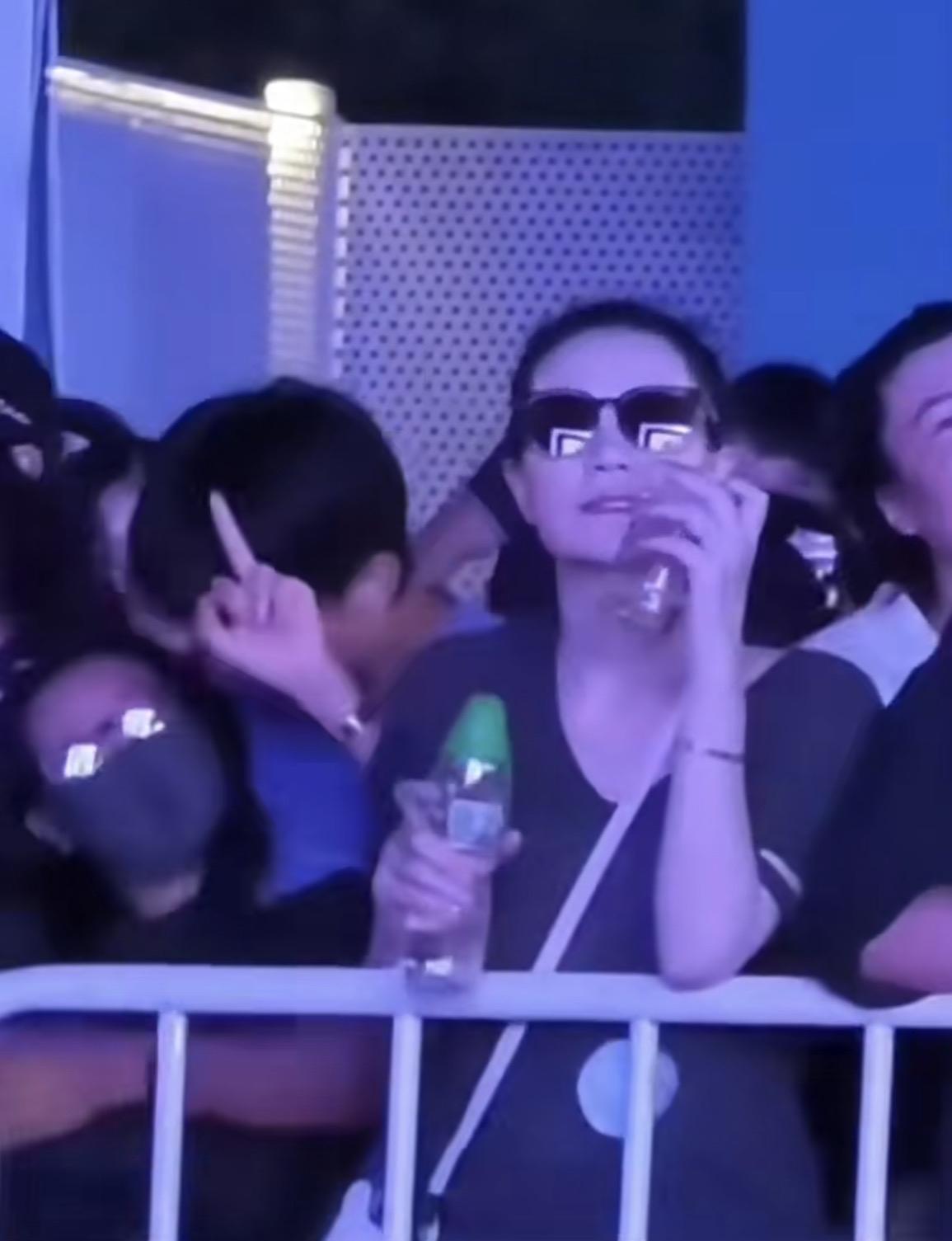 太可恶了，王菲好友Ryan在窦靖童演唱时抱着旁边陈粒摸她胸部，女方竖中指反抗全过