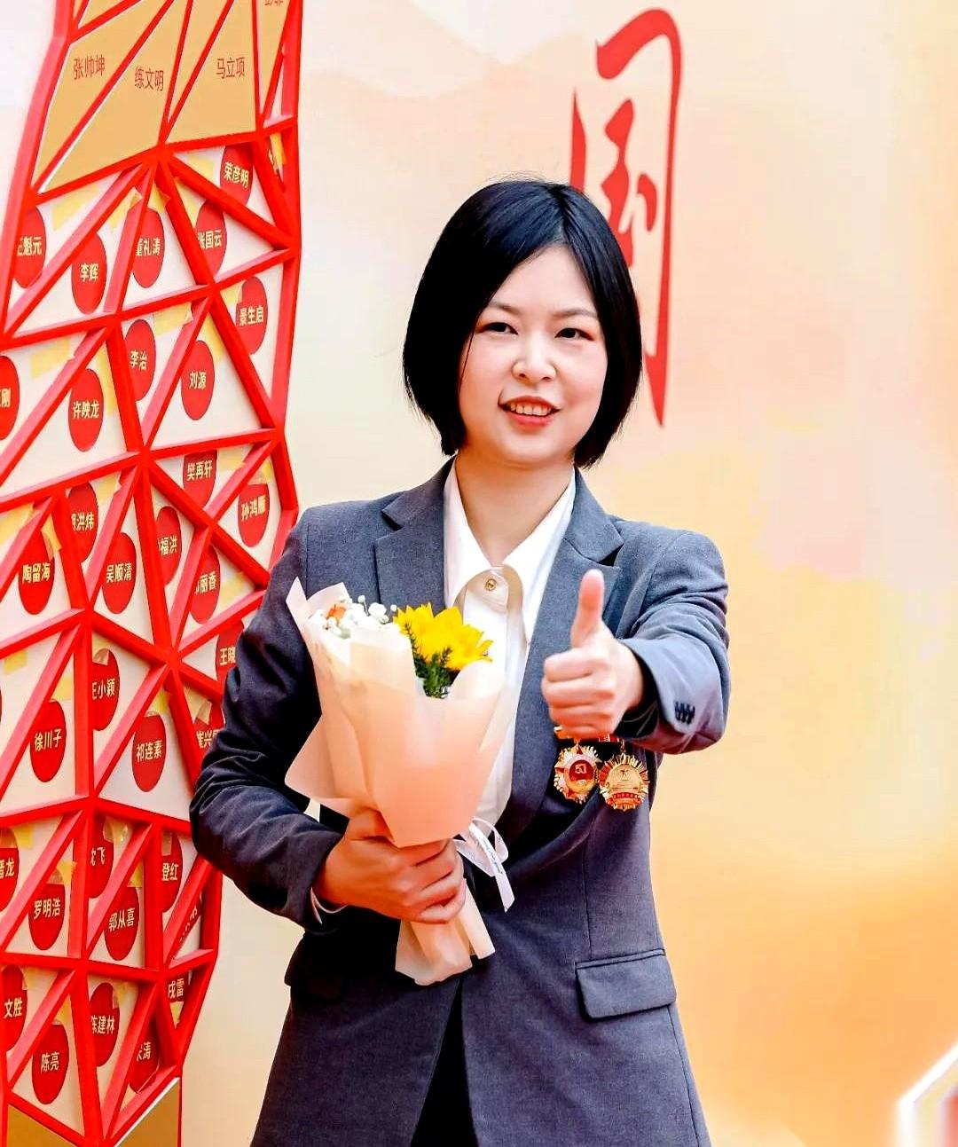 刷手机看到一个叫彭菲的姐们，我直接愣住了。还记得疫情那会儿，戴着口罩死活刷不开