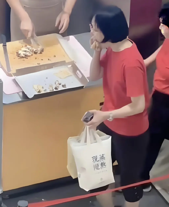 上海一女教师被全网人肉，因为排队三次吃免费面包。  当晚，这名女教师和朋友到某家