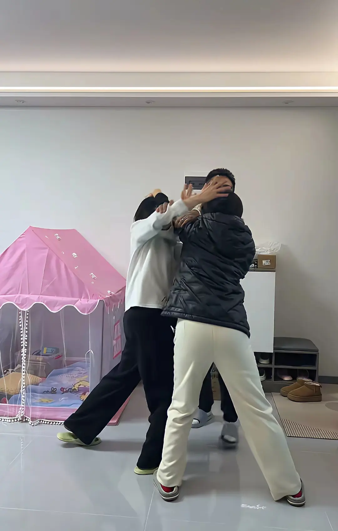 嫂子和我妈吵架，嫂子嘴巴说话有点不干净，我上去就踹了她一脚  我们两个就开始撕打