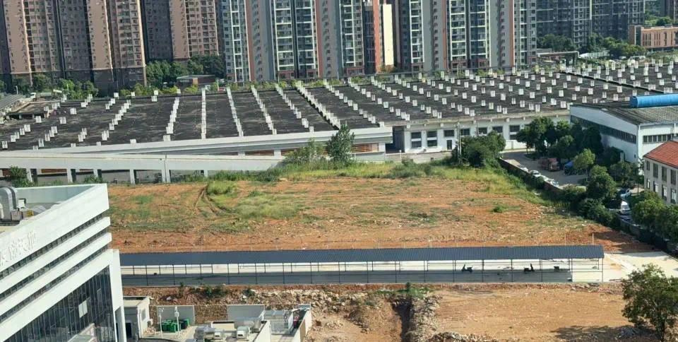 武汉城事！近日有网友反映：佛祖岭地铁站后面空地原规划建设绿地公园。在无任何审