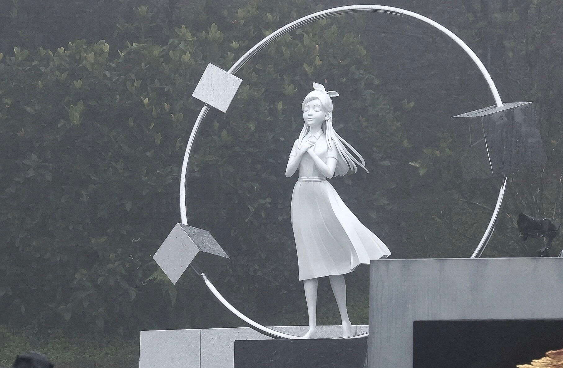 据台媒报道，大S纪念雕像揭幕仪式由小S主持，小S数度泪崩她再次感谢一路陪伴在身边