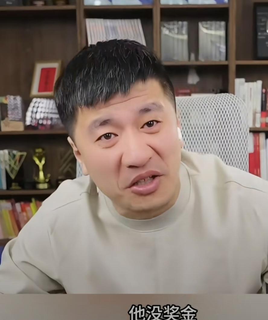 家长在孩子到底应该上清华北大还是新加坡国立大学之间犹豫不定。张雪峰老师两句话就给