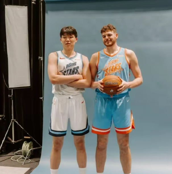 杨瀚森的第一个NBA全明星新秀赛赛结束了，最终新秀二年级全明星对以40-34战胜