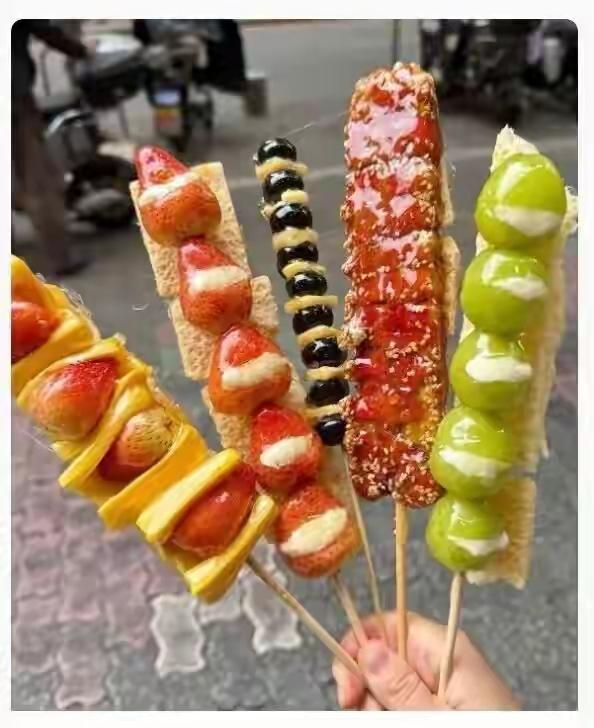 最近，奶皮子糖葫芦成为了街头巷尾的热潮，火爆程度令人惊叹！不少人排队数小时，只为