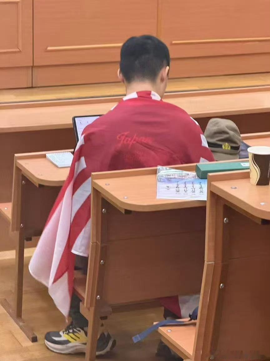 跑到俄罗斯的大学当精日。最魔幻的一集​​​