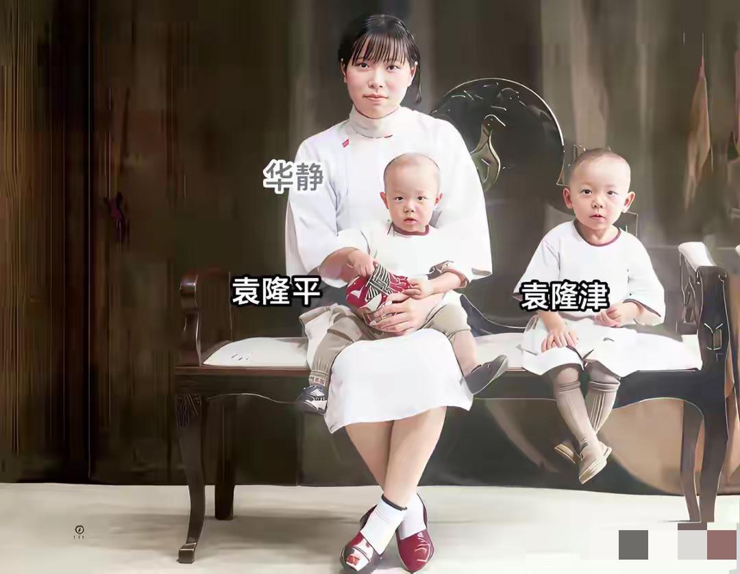这张老照片，是幼年袁隆平和母亲、哥哥的珍贵留影。小时候的袁隆平出生在一个普通的书