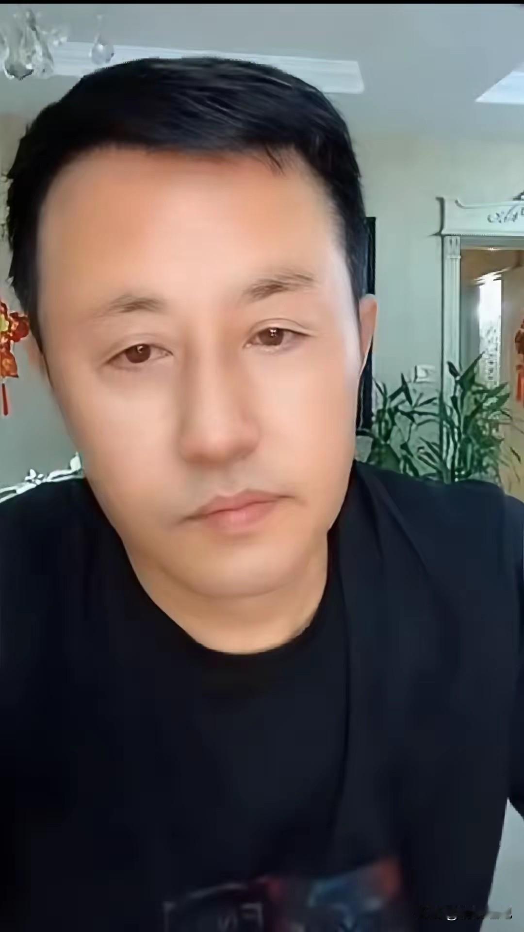 昨天下午，本山弟子王小宝〔乡村爱情王长贵扮演者〕开启短暂直播，告诉大家他将离开乡