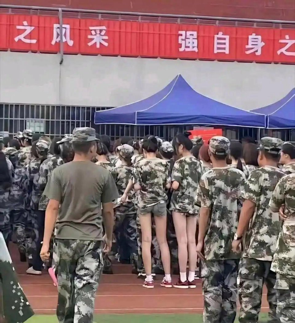 那些拒绝穿军训裤子的学生