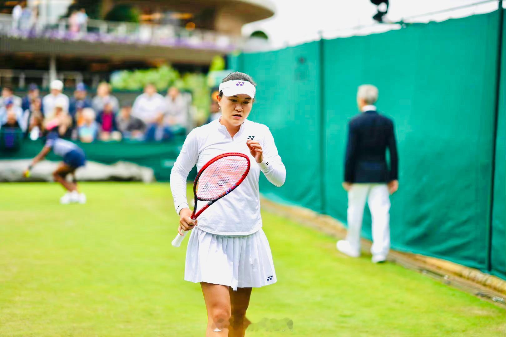 诺丁汉WTA250首轮朱琳🇨🇳以6-4/6-1击败萨斯诺维奇🇧🇾，收获草