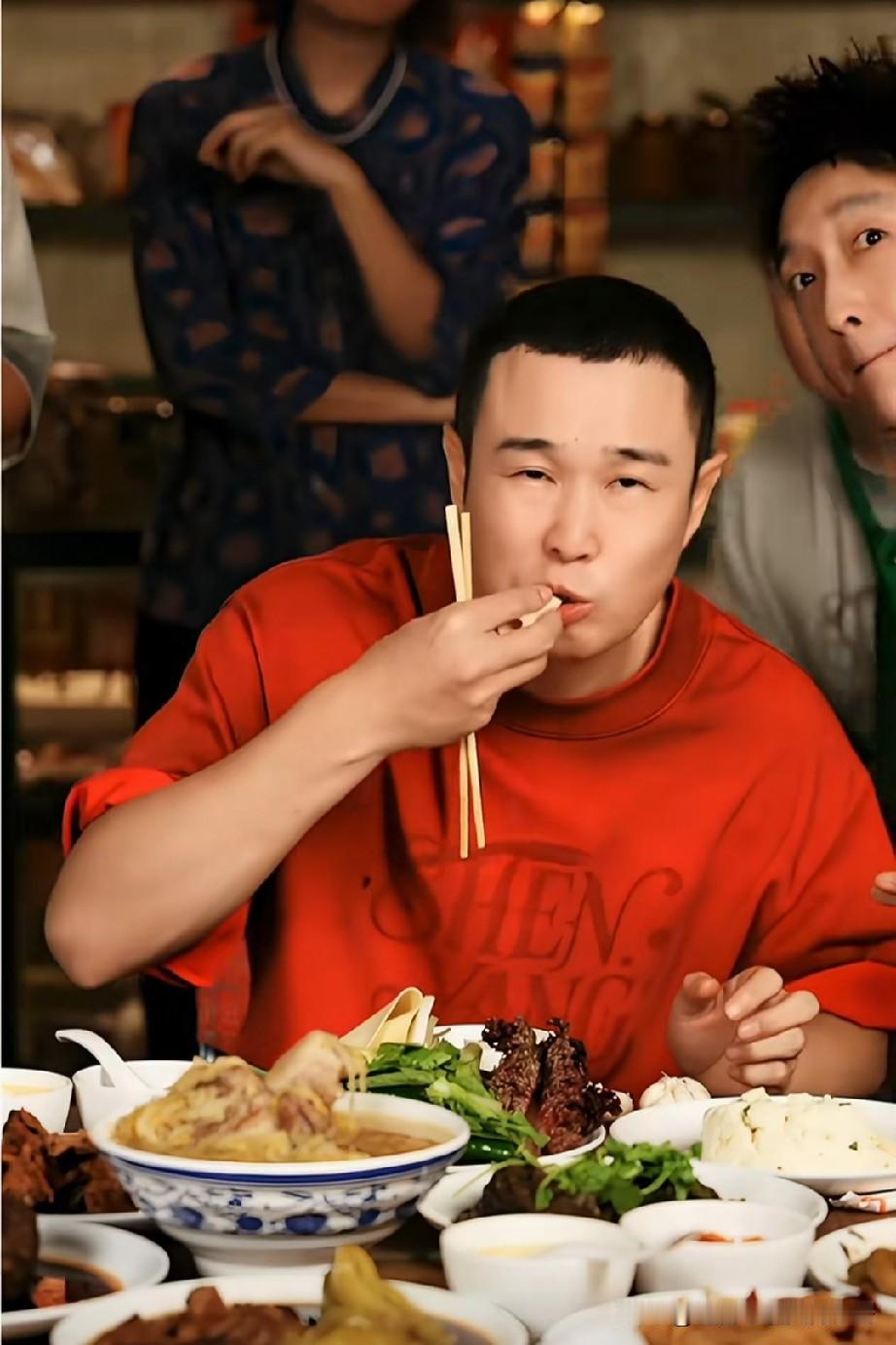 小沈阳也变身吃播播主，他带领团队在直播间宣传东北特色菜，有酸菜炖大棒骨，醮酱菜、