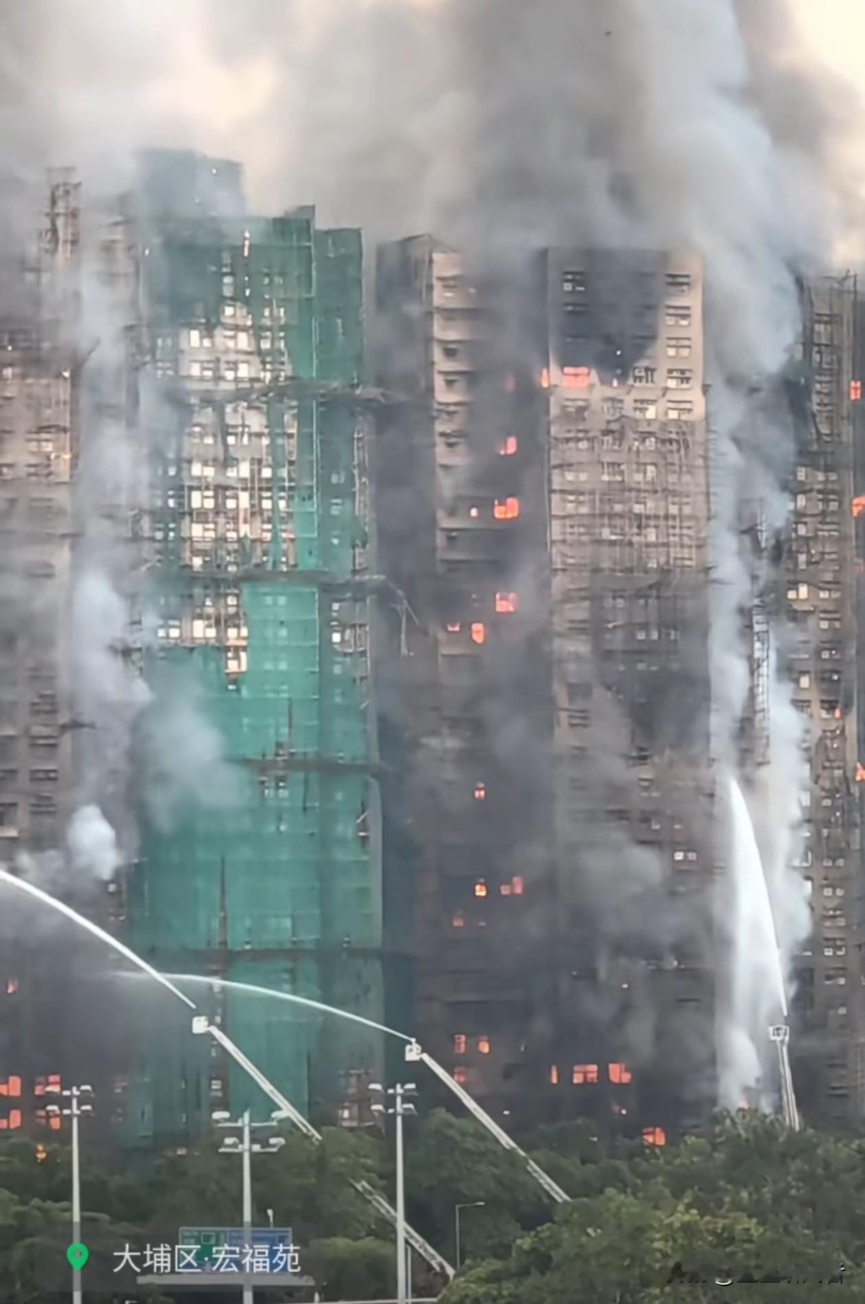 香港大埔五级烈火噬楼！13人遇难，火势失控仍在蔓延黑烟遮天蔽日，香港大埔宏福