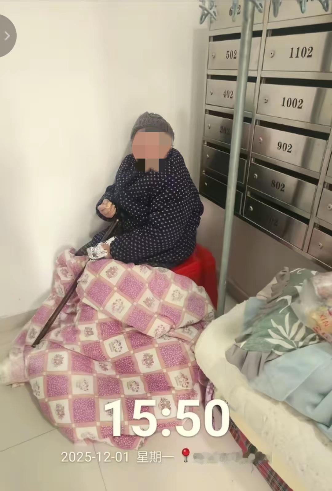 94岁老母遗弃过道，是儿女的错还是社会的责任！小时候，妈妈常给我们