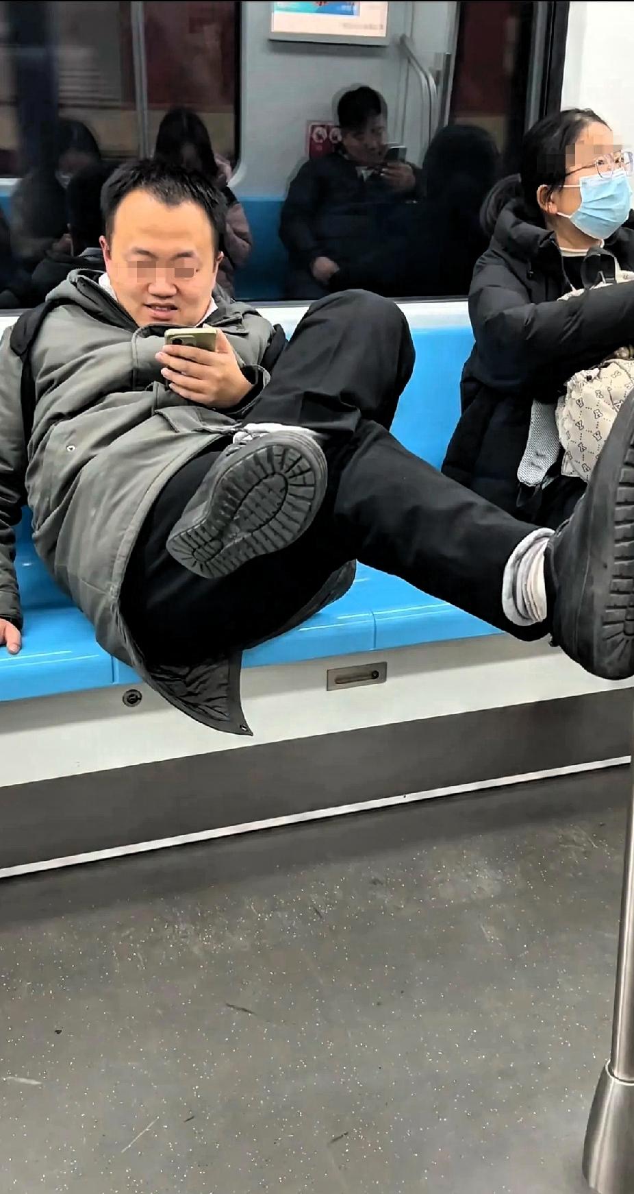 不能好好的做吗？这样座舒服吗？真是奇葩行为！素质真的与年龄文凭没关系！这是发