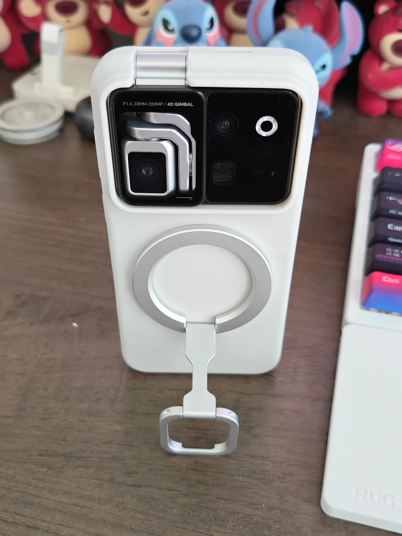手机圈目前最吸睛的，非荣耀RobotPhone莫属了。随着各路大V持续爆料，