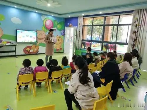 不管是民办幼儿园教师还是公办幼儿园教师，只要在正规民办幼儿园、持有幼儿园教师资格