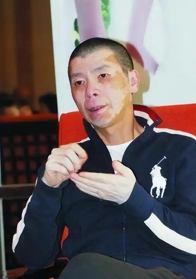 光这个上衣就21980元，这孩子绝对冯小刚亲生的，这裤子平角的会不会好看点？鼻子