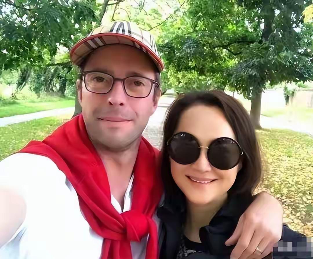 大宋佳天生丽质的美丽容颜，和高贵挺拨的优雅气质是小宋佳无法比拟的[比心][玫瑰]