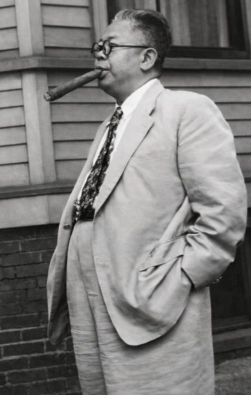 1945年8月15日日本宣布投降，第二天消息传到重庆，一个胖大男人拎着酒瓶冲到街