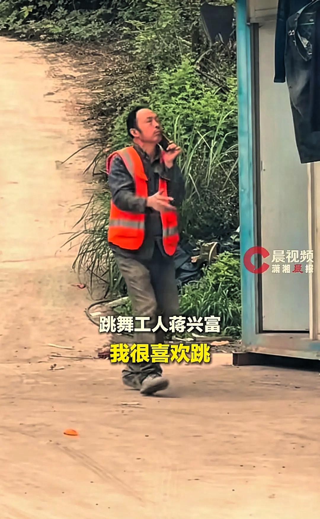 这才是精神富有。重庆，59岁工地大叔不爱玩手机，也不爱刷视频，每天一有空就用手机