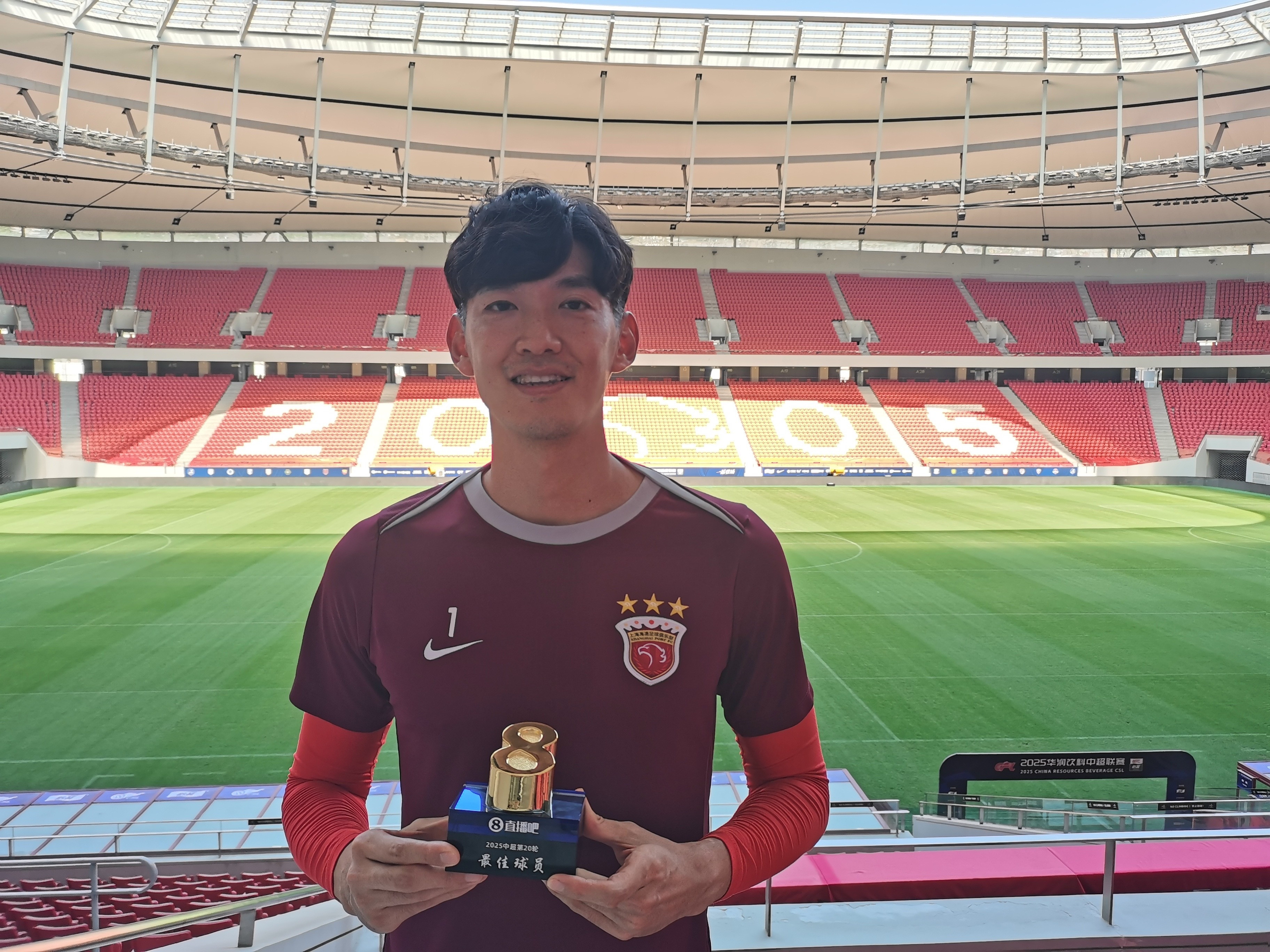 #颜骏凌李帅与海港续约#《东方体育日报》撰文谈到海港人员情况，文章表示，颜骏凌、