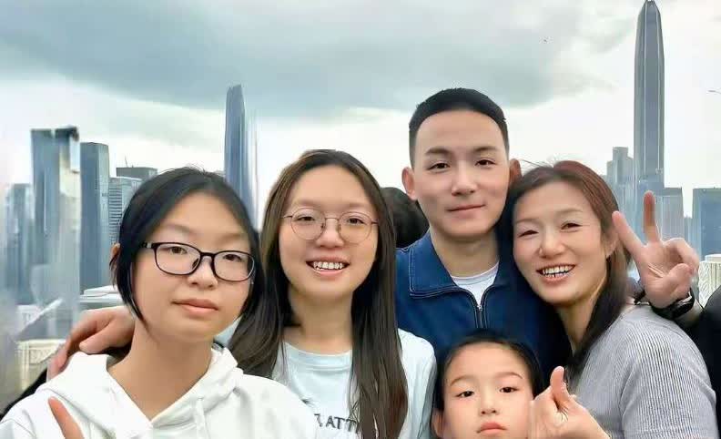 谢浩男不陪许健华，是不是有什么隐情呢？现在已经到了暑假，为什么谢浩男没有陪伴