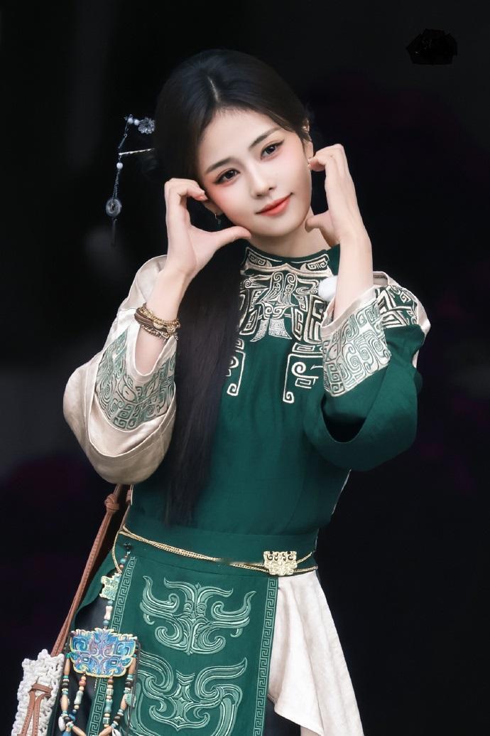 今天白鹿在录制奔跑吧的时候搭配了一身绿色的古风服饰，看上去年轻又漂亮。白鹿搭