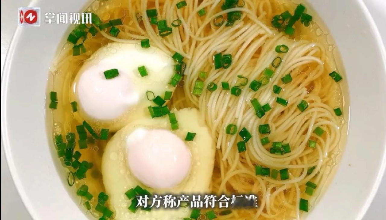 浙江，大妈购买了一把“鸡蛋挂面”，查看配料表后，惊讶的发现，配料表中并没有鸡蛋，