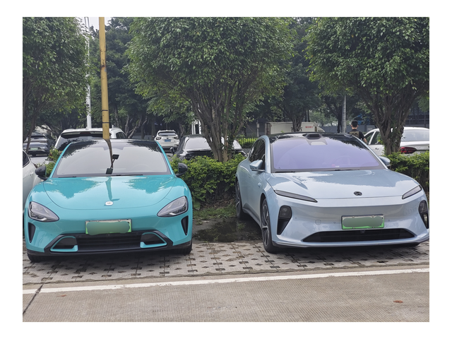 SU7VSET5白嫖蓝色哪个好看今天逛街看到SU7，就停一起拍了张合影