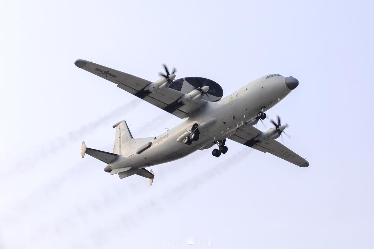 海军的空警-500H在进行海空联合演习，官方发布了一些高清大图，发现一些有趣的地