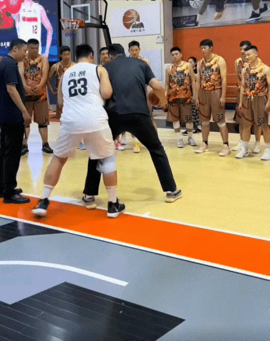 广东队功臣苏伟，开办篮球训练营，亲自下场指导学生篮底转身技术。现在的中国篮球事