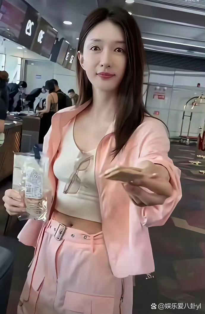江疏影素颜出镜依旧颜值在线，干净耐看