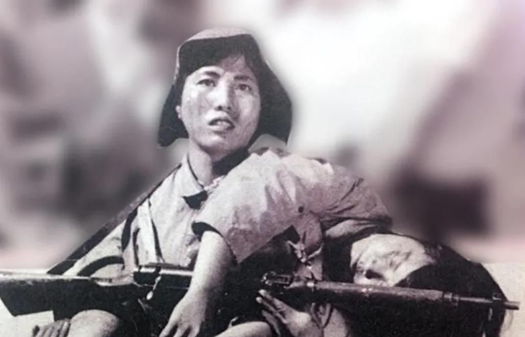 1931年，胡秀芝看着奄奄一息的丈夫，泪流满面。一个鬼子闯了进来，抱起她就往外面