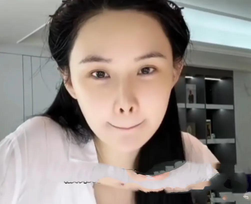 张颖颖新恋情引争议，被指“自我加戏”遭质疑近日，张颖颖高调官宣新恋情，自曝男