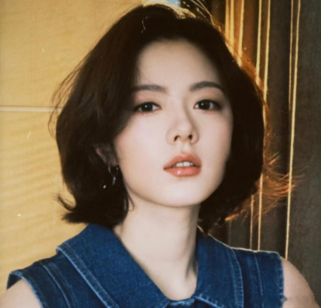 赵今麦到底是谁说麦麦🈶小孩感的，短发造型的她一整个气质又明艳，把这个发型焊住