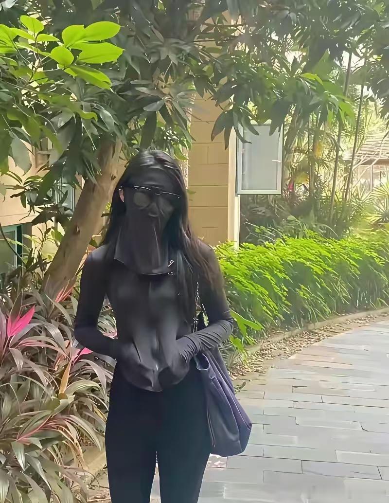 确实啊现在大街小巷随处可见这种全副武装的防晒穿搭