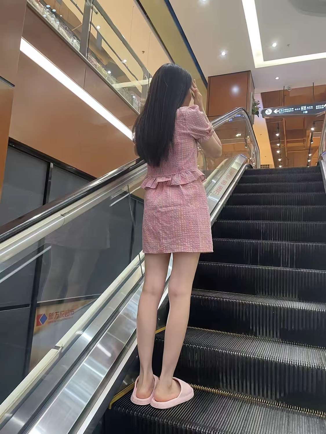 商场偶遇的，好喜欢，我该怎样才能引起她的注意？[墨镜]