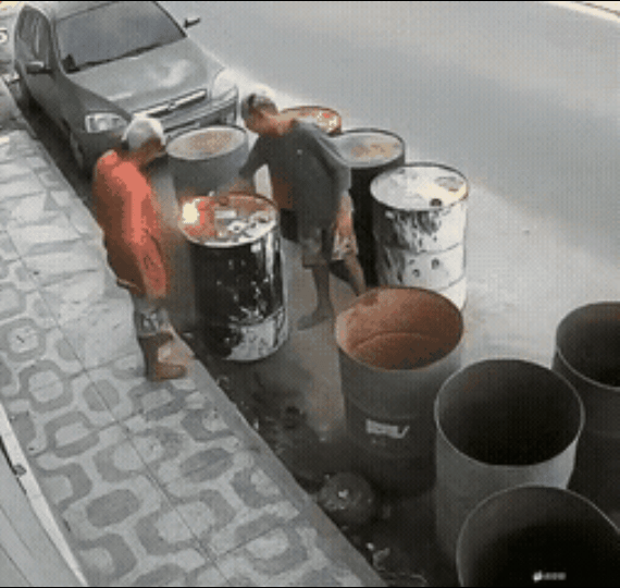 这个老6想用打火机试一下这个油桶🛢里还残留有没有气体，有……！