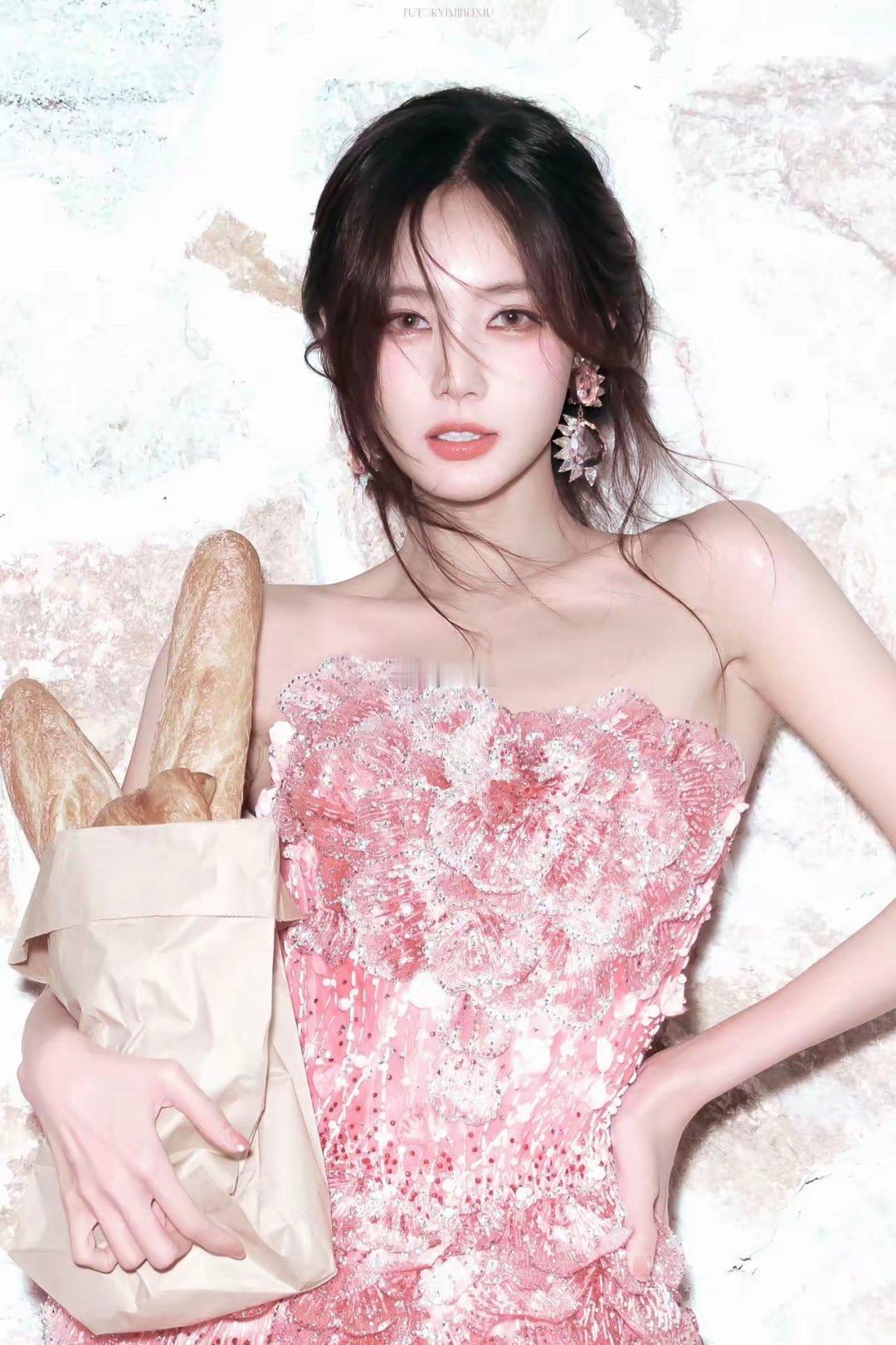 有人问为什么白鹿的发展要比李一桐更好？明明李一桐更漂亮？其实答案还是那句话，到底